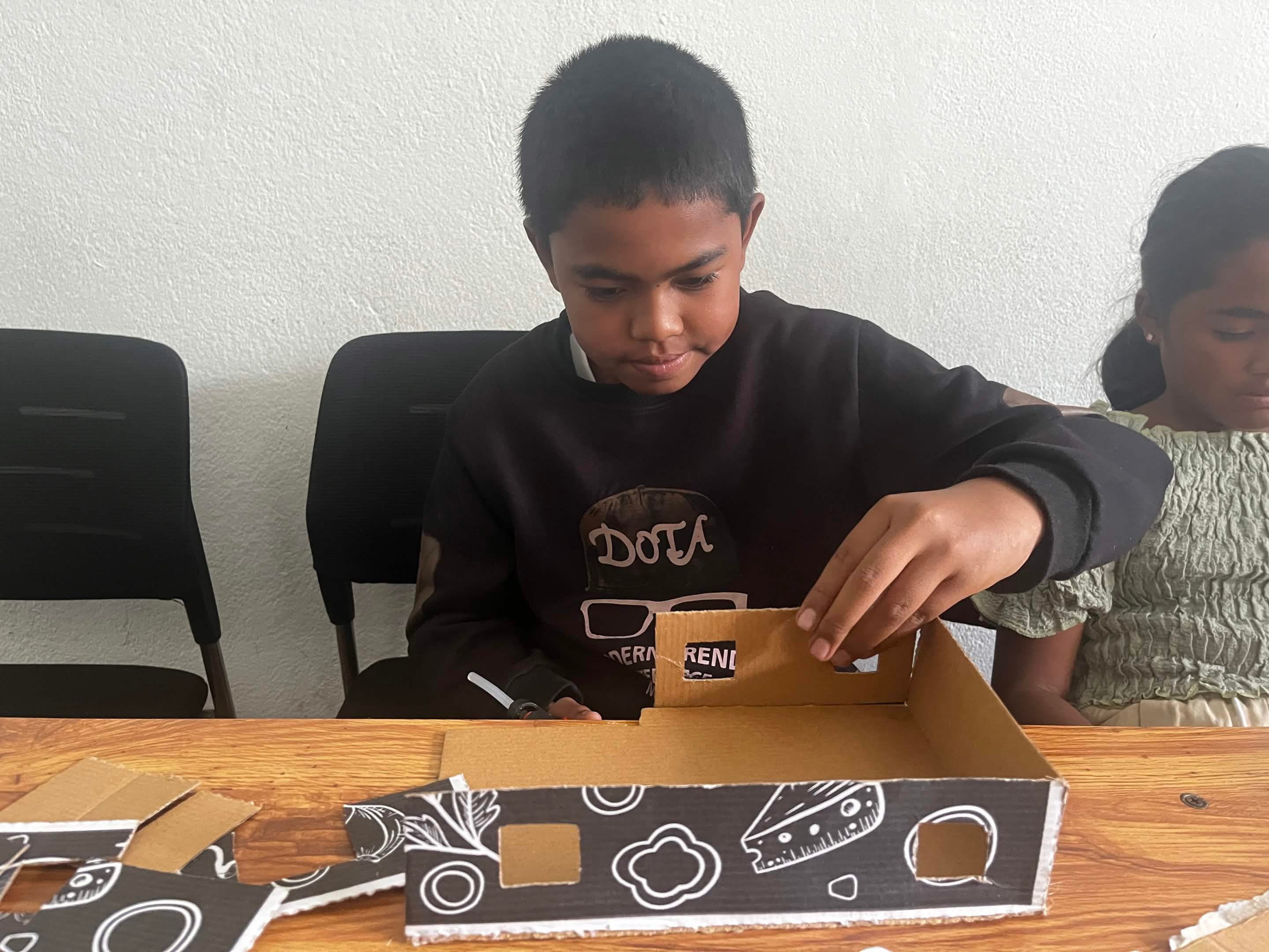 Enfant codant un projet avec Scratch sur ordinateur