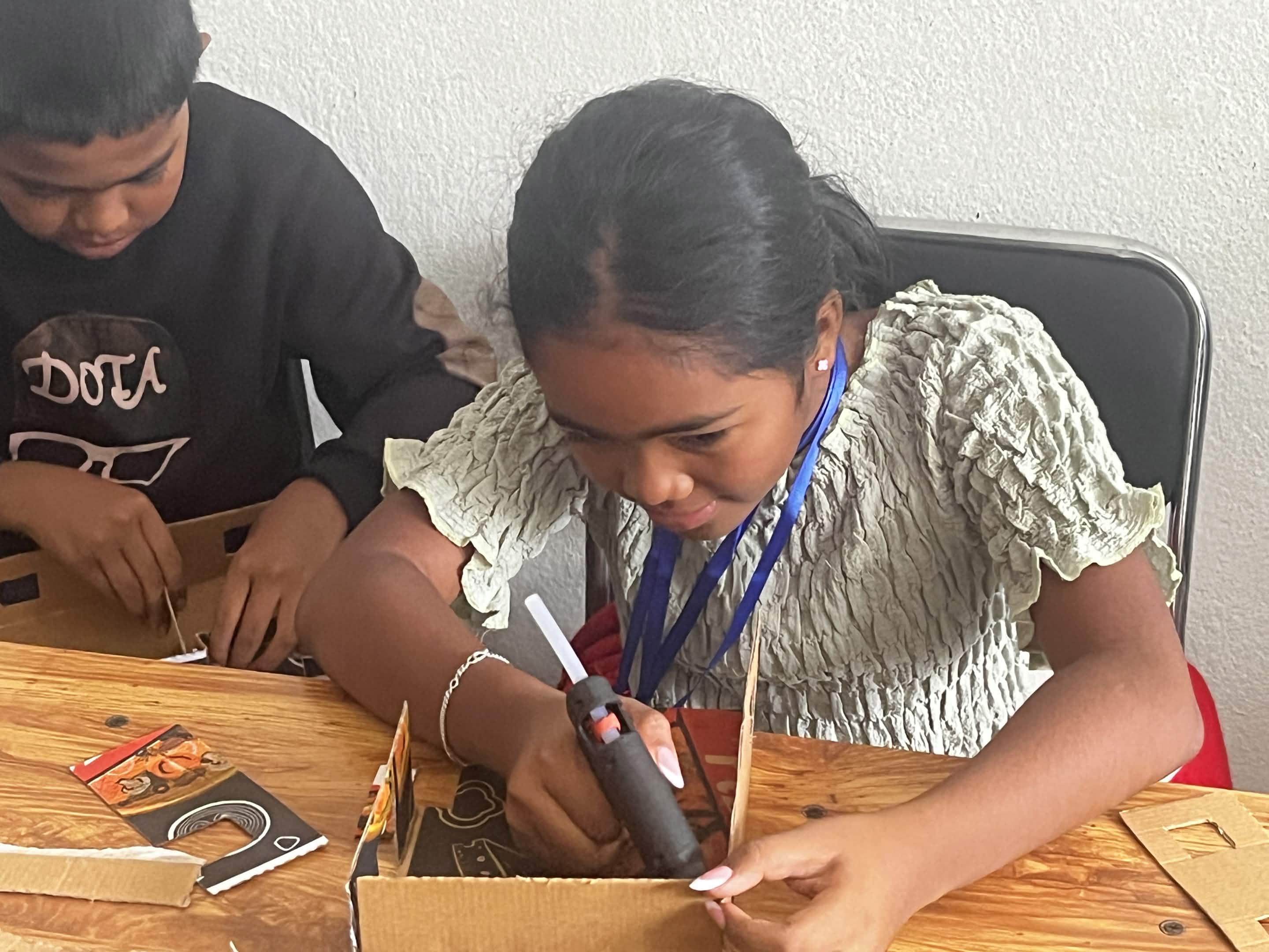 Enfants attentifs durant un atelier technologique